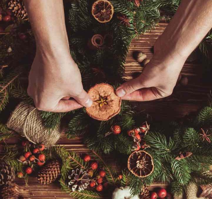 Laboratorio creativo “Centrotavola natalizi con fiori e materiali naturali”